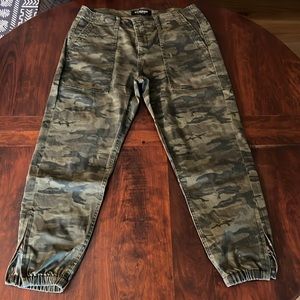 Women’s Liverpool camo pants